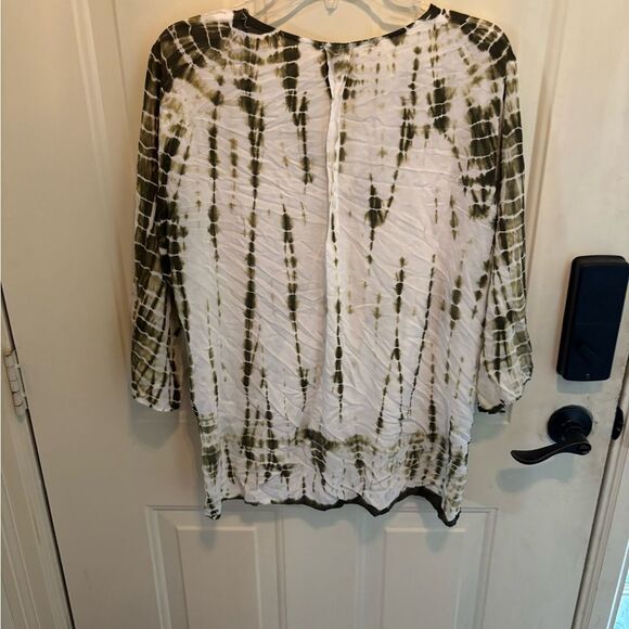 Anthropologie Umgee White and Green Blouse with V-Neck and Tie-Dye Design - Picture 4 of 4